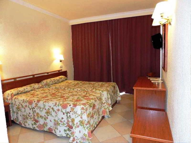 Ruleta Augustus Hotel Салоу Екстериор снимка