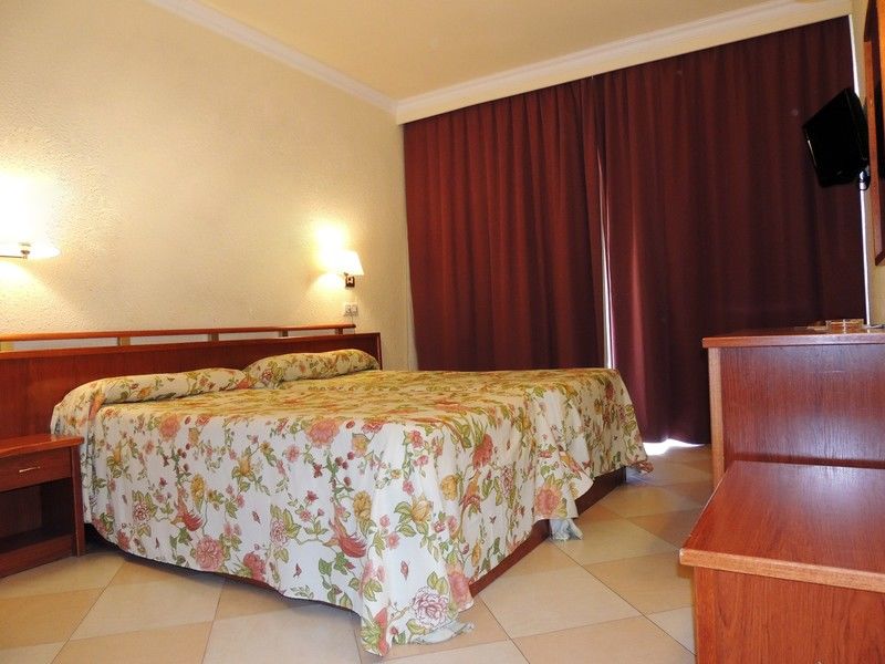 Ruleta Augustus Hotel Салоу Екстериор снимка