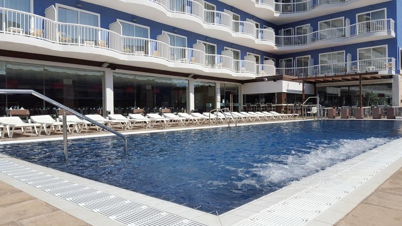 Ruleta Augustus Hotel Салоу Екстериор снимка